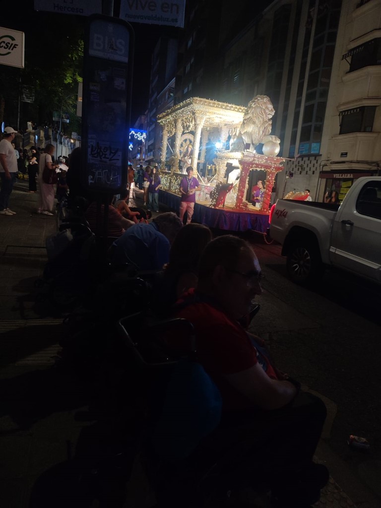 Participación comunitaria y convivencia durante la programación de las fiestas de la ciudad.