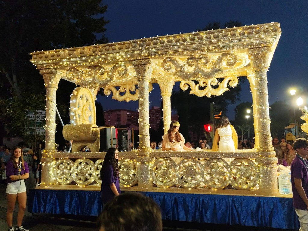 Asistencia al desfile de carrozas y espectáculos musicales en un entorno accesible e inclusivo.