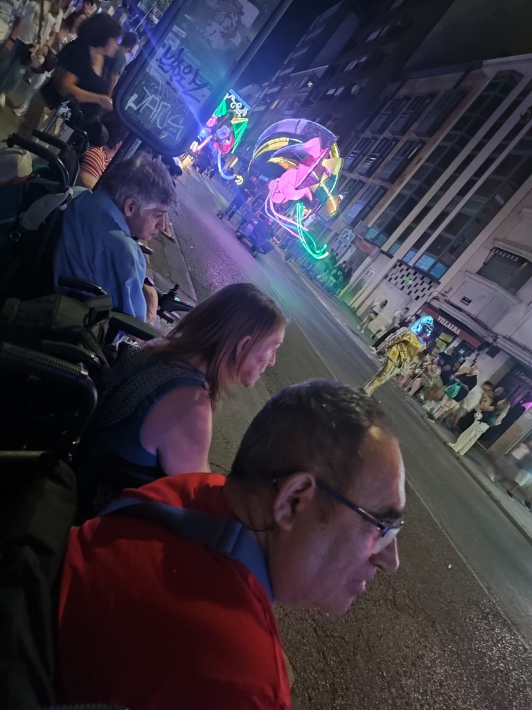 Personas usuarias del centro disfrutando del ambiente festivo durante las Ferias de Guadalajara.